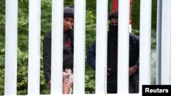 Мігранты перад сьцяной на мяжы Польшчы зь Беларусьсю, архіўнае фота