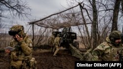 Українські військовослужбовці готуються здійснити вогонь з гаубиці по російських позиціях поблизу Бахмута, 2 березня 2023 року