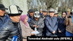 Апрель окуяларынан кийин түзүлгөн бир катар коомдук уюмдардын өкүлдөрү бийликке кайрылуу жолдошту.  4-март, 2023-жыл. Бишкек.