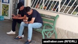 Telefonlaryna seredýän raýatlar (Illýustrasiýa suraty)