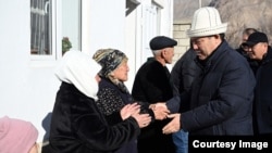 Президент Садыр Жапаров энелер менен. Баткен, 2022-жыл  (архив)