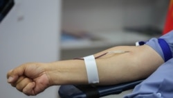 Diňle: Balkanda polisiýa tarapyndan saklanan içerki migrantlar gan tabşyrmaga mejbur edilýär