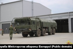 Самохідна пускова установка з ракетами «Іскандер-М» біля першого ангара, побудованого для них на території військової частини в Осиповичах. 30 серпня 2023 року