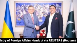 Pakistani Foreign Minister Bilawal Bhutto Zardari (right) meets his Ukrainian counterpart, Dmytro Kuleba, in Islamabad on July 20.