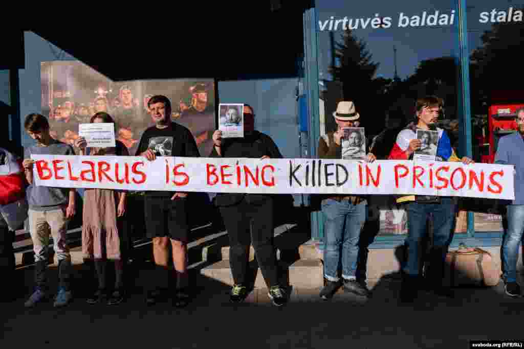 Акцыя памяці насупраць беларускай амбасады ў Вільні пасьля гібелі ў турме мастака Алеся Пушкіна. 11 ліпеня 2023&nbsp;