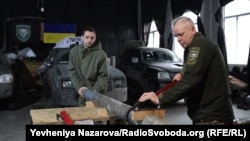 «Студент» (л.) та «Панас» (п.) перебирають старі трофейні снаряди