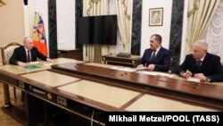 آندری تروشف (راست)، رهبر جدید واگنر، در کنار یونس بیک یوکوروف، معاون وزیر دفاع روسیه، در دیدار با پوتین در کاخ کرملین