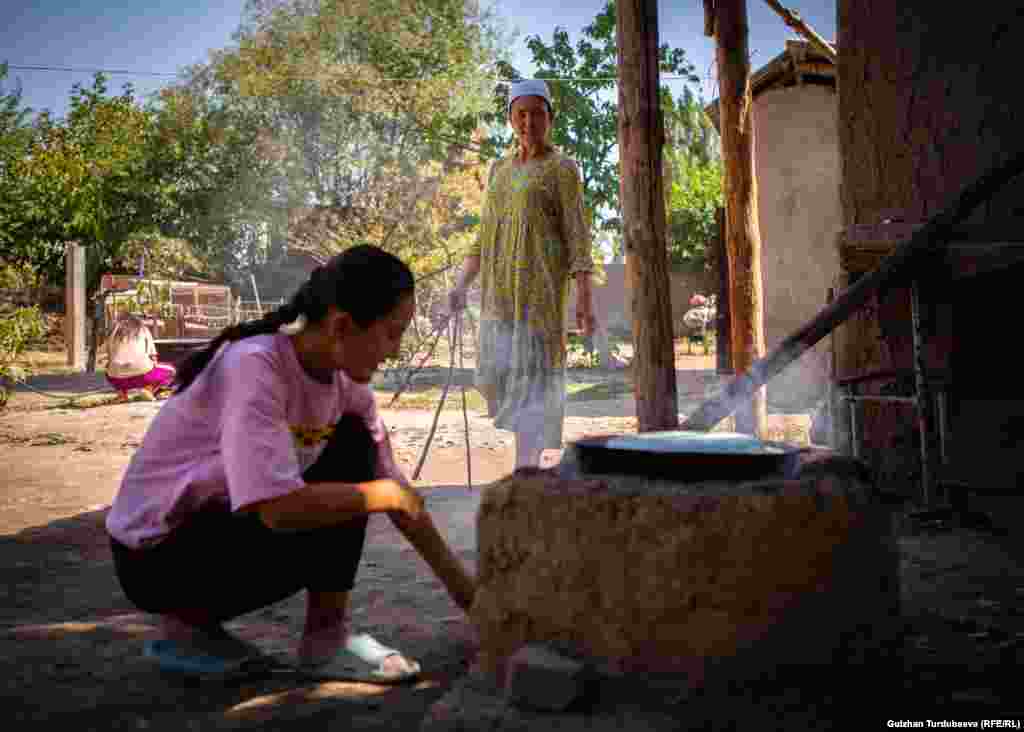 Асеманын апасы кызынын кызгуусун колдойт.&nbsp;