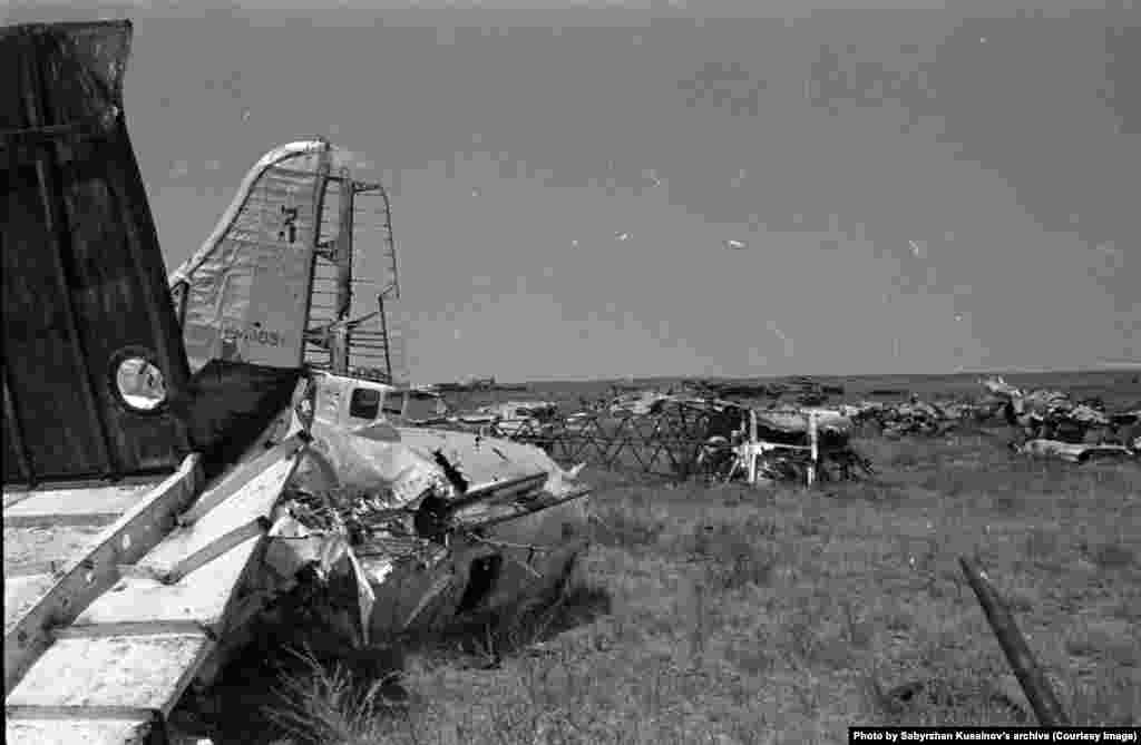 Совет билігі полигондағы ядролық сынақтардың адамдар мен қоршаған ортаға зиян тигізетіні туралы ақпаратты ондаған жылдар бойы жасырып келді. 1989 жылы ақпанда жасалған екі жарылыстан соң полигон маңайына улы газ тарап жатқаны кездейсоқ белгілі болып, халық наразылығын туғызды. Ядролық сынақтар жүргізуге қарсы &quot;Невада &ndash; Семей&quot; халық қозғалысы құрылды. 