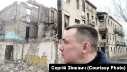 Лікар Сергій біля руїн лікарні, де він працював. Січень 2024 року