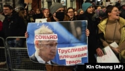 Під час акції біля посольства Росії в Великій Британії у день повідомлення про смерть у російський в’язниці опозиціонера Олексія Навального. Лондон, 16 лютого 2024 року