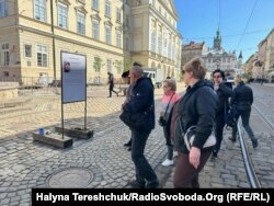 На площі Ринок розміщують інформацію про загиблого воїна