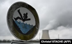 یک تابلوی هشدار در نزدیک نیروگاه هسته‌ای ایزار در حوالی اسنباخ که چند روز پیش از دور خارج شد