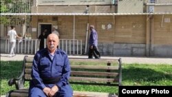 عکس آرشیوی از عثمان اسماعیلی در مقابل دادگاه سقز