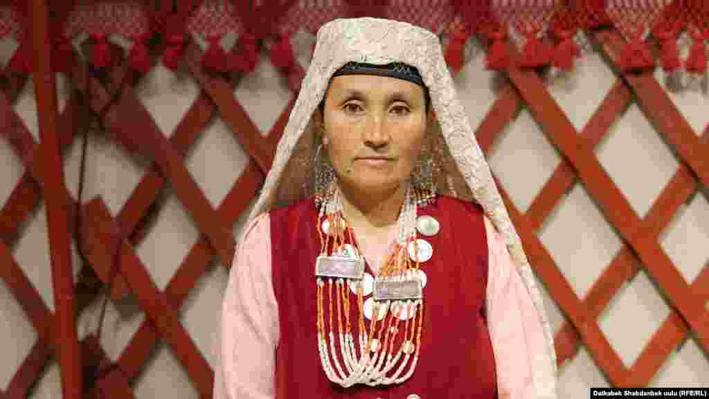 Вандык кыргыздар турмушка чыга элек кыздарга кызыл түстөгү кийимдерди кийгизет. Аны алар &quot;чоктой кызыл&quot; деп айтышат. Кызыл кийгизген себебин кыздын улуулугу катары түшүндүрөт.&nbsp;