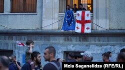 Багатотисячні протести проти законопроєкту, розгляд якого ініціювала «Грузинська мрія», тривають уже кілька тижнів