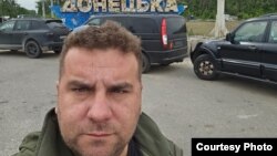 Польський волонтер Матеуш Водзінський на вʼїзді в Донецьку область