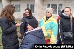 Пожильці закладу зустрічають волонтерів