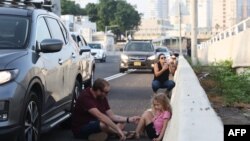 Жителі Тель-Авіва намагаються убезпечити себе під час ракетного обстрілу, жовтень 2023 року