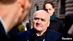 Чаба Хенде, віцеспікер парламенту Угорщини спілкується з журналістами під час поїздки до Стокгольма