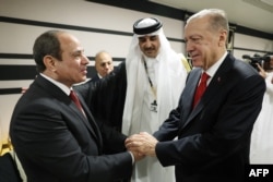 دست دادن اردوغان و سیسی در حضور امیر قطر در حاشیهٔ افتتاحیه جام جهانی فوتبال ۲۰۲۲