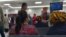 Türkmenistandaky aeroportlaryň birindäki raýatlar (Arhiw suraty)