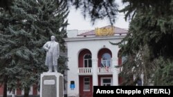 Валканеш шәһәр хакимияте каршында Ленин һәйкәле