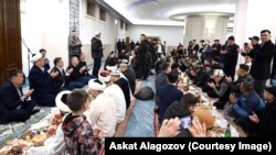 Президент Садыр Жапаров (сол жакта, муфтийдин жанында) Борбордук мечиттеги ооз ачарлыкта. 15-март, 2024-жыл.