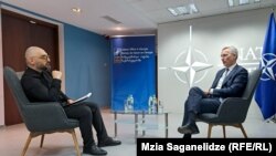 Журналист грузинской службы Радио Свобода Важа Тавберидзе и Йенс Столтенберг