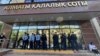 Сотрудники полиции перегородили вход в суд перед началом суда по делу о «захвате аэропорта Алматы». 19 сентября 2023 года