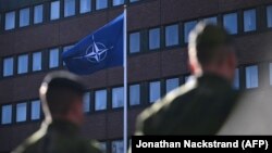 Войници са строени пред флага на НАТО пред Генералния щаб на шведската армия в Стокхолм, 11 март 2024 г.