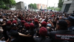 Լարված իրավիճակ՝ ԱԳՆ շենքի մոտ. կան տասնյակ բերման ենթարկվածներ 