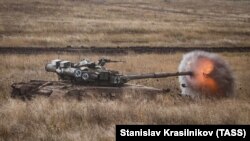 У розвідці згадують дані Стокгольмського інституту дослідження проблем миру (SIPRI), який нещодавно повідомив, що військові витрати Росії зросли на 9,2 відсотка у 2022 році