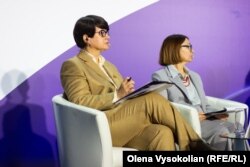 Лариса Денисенко, правозахисниця, членкиня правління та співзасновниця Асоціації жінок-юристок України «ЮрФем», письменниця та медійниця (на світлині ліворуч)