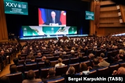 Володимир Путін (на екрані) під час виступу на засіданні XXV Всесвітнього російського народного собору у Державному Кремлівському палаці. Москва, 28 листопада 2023 року