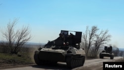 Українські військовослужбовці їдуть на бронетранспортерах дорогою поблизу лінії фронту, Донецька область, Україна, 28 березня 2024 року