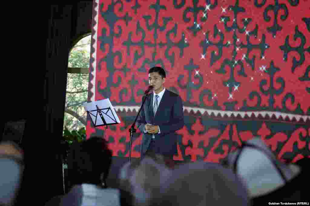 &quot;Азаттыктын&quot; кабарчысы Айбек Бийбосунов Бурулкан Сарыгулованын &quot;Адамдын өмүрү&quot; аттуу ырын окуп жатат.&nbsp;