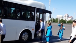 Diňle: Awtobuslar çäreçilere berildi, ýolagçylar ýolda galdy