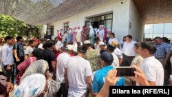 Түркстан облусунун Жибек Жолу айылындагы беш жашар кыздын сөөгүн жерге берүү үчүн чогулган жергиликтүү тургундар. 14-июль, 2023-жыл. Казакстан. 
