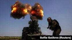 Український військовослужбовець веде вогонь із самохідної гаубиці 2С22 «Богдана» по позиціях російських військ біля Бахмуту на Донеччині, 5 липня 2023 року