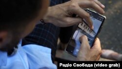 Роман Баклажов показує ізолятор тимчасового тримання, в якому окупанти облаштували катівню