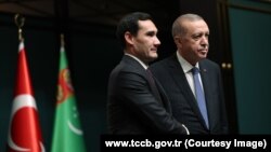 Türkmenistanyň prezidenti Serdar Berdimuhamedow (çepde) özünň türkiýeli kärdeşi Rejep Taýyp Erdogan bilen (arhiw)