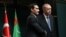 Türkmenistanyň prezidenti Serdar Berdimuhamedow (çepde) özünň türkiýeli kärdeşi Rejep Taýyp Erdogan bilen (arhiw)