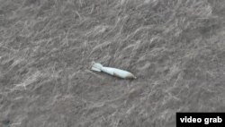 ФАБ, що не розірвалася, на полі під Авдіївкою