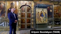 "Троица" Андрея Рублёва в Троицком соборе Свято-Троицкой Сергиевой лавры, июль 2022 года