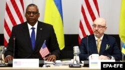 Міністр оборони США Ллойд Остін (л) і його український колега Олексій Резніков, лютий 2023 року