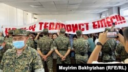 "Әуежайды басып алу ісі" бойынша үкімді тыңдауға келген жұрт. Алматы, 11 шілде 2023 жыл.