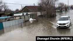 Автомобиль на затопленной дороге в Кобде