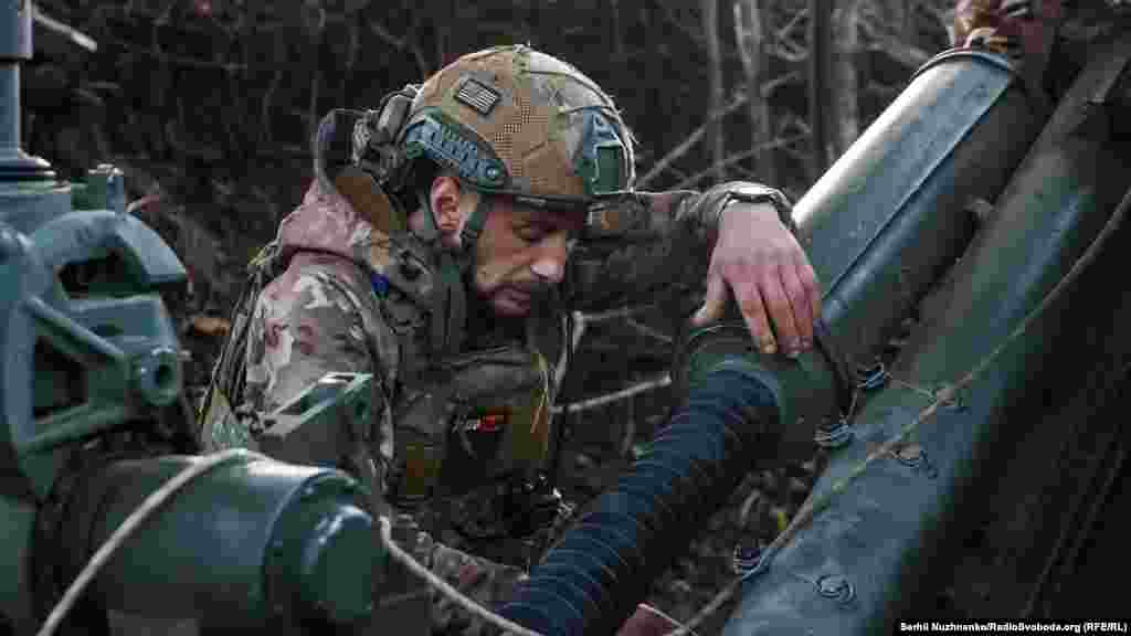 &laquo;Если бы у нас не было этого оружия, мы бы уже проиграли войну&raquo;, &mdash; сказал один украинский военный о гаубицах M777, которые стреляют на передовой. Президент Украины Владимир Зеленский заявил, что видит &laquo;шанс на победу&raquo; Украины над российскими войсками после одобрения Палатой представителей США законопроекта о военной помощи Киеву, который имеет решающее значение для обороны страны &nbsp;