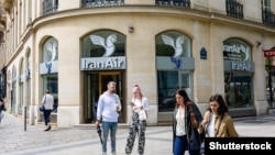 دفتر نمایندگی هواپیمایی ملی ایران، هما، در شهر پاریس فرانسه؛ علیرضا هاشمی، می‌گوید انتخاب نماد هما با الهام از سرستون شیردال تخت‌جمشید در سال‌های اخیر موجب شد در میان مردم این شیردال با نام «هما» معروف شود. اگرچه در واقع این موجود افسانه‌ای در نقوش هخامنشی ترکیبی از چند حیوان است